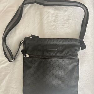 Authentic, Unisex Gucci Black Guccissima Nylon Messenger Crossbody Black 449185